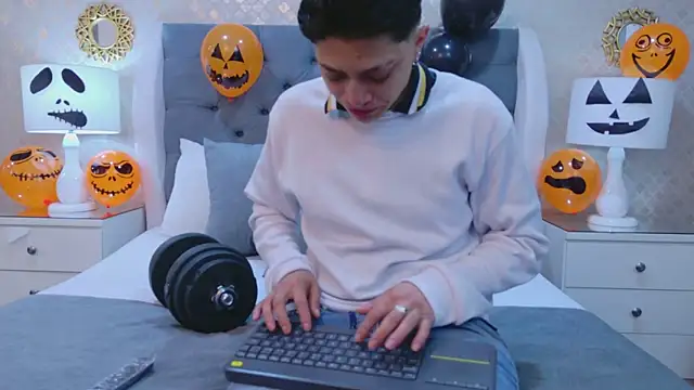 ZoeKrug online show from October 16, 11:57 am