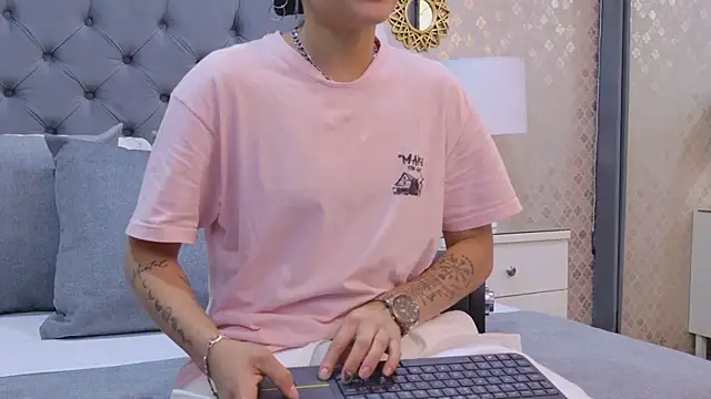 ZoeKrug online show from September 17, 12:03 pm