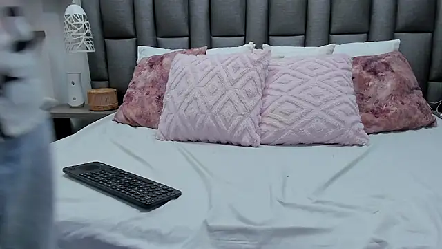 ZoeKrug online show from February 21, 1:12 pm