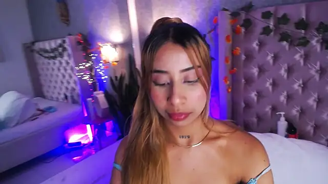 laila stilwiills online show from November 11, 12:39 am