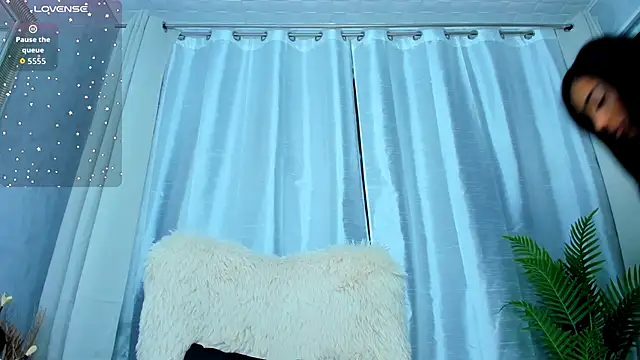 ParissHiltonX online show from October 9, 3:32 am