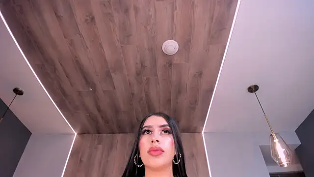 LeahLombardi  online show from November 28, 6:49 am