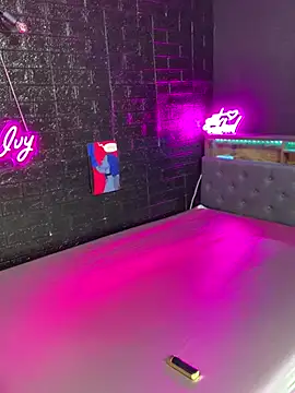 Shy Ivy online show from November 2, 9:40 pm