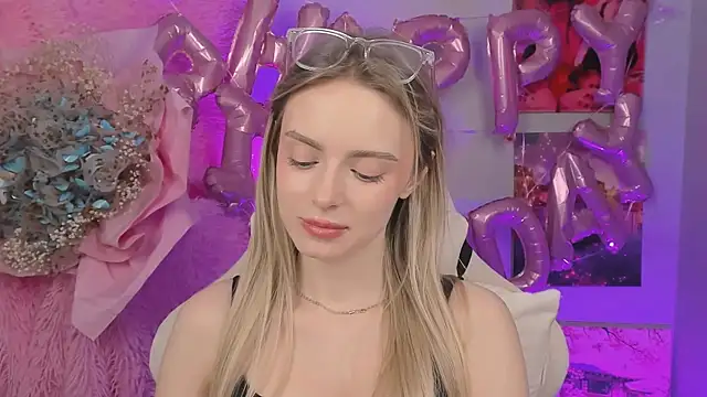 Snapshot of JuliaBrewwer chatting on September 15, 12:13 pm JuliaBrewwer online show from September 15, 12:13 pm