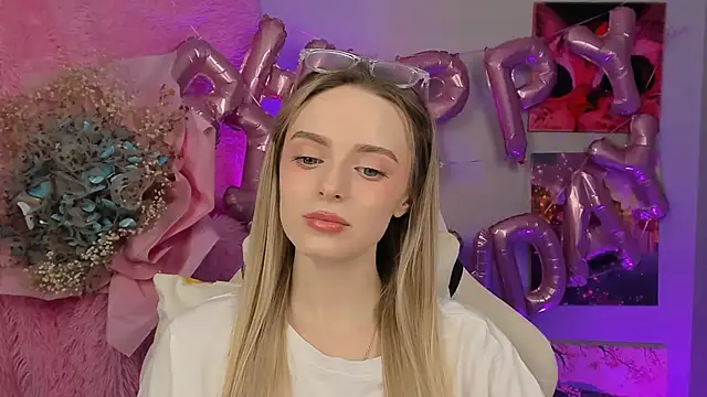 Snapshot of JuliaBrewwer chatting on September 18, 2:15 pm JuliaBrewwer online show from September 18, 2:15 pm