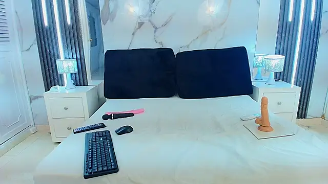 MayaBaker online show from October 24, 9:33 pm