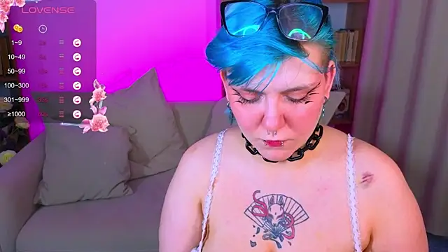 bluelunaray online show from September 10, 2:33 am