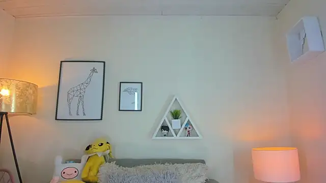 LusyKitty online show from December 15, 3:28 pm