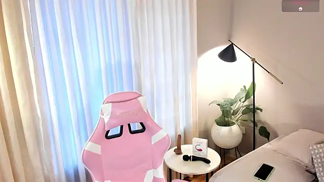 Skyyle  online show from September 23, 2:15 pm