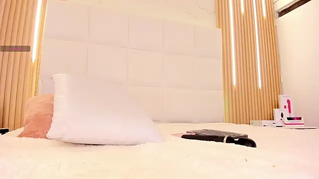 Elody rousse online show from December 4, 1:46 pm