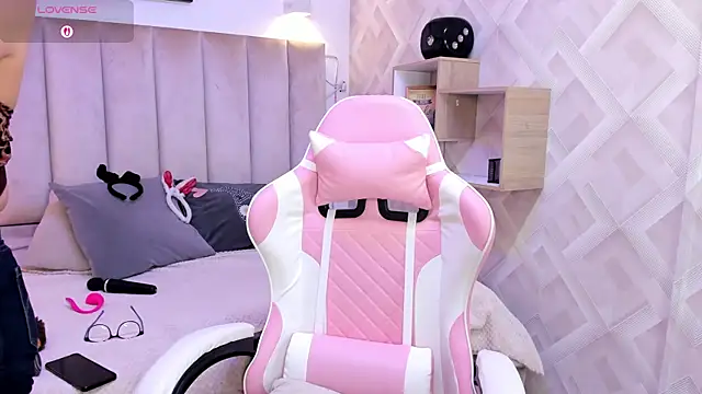 Clhoe Johnson online show from October 28, 12:22 pm