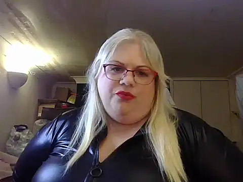 Kinkyhousewife83 online show from September 27, 4:25 pm