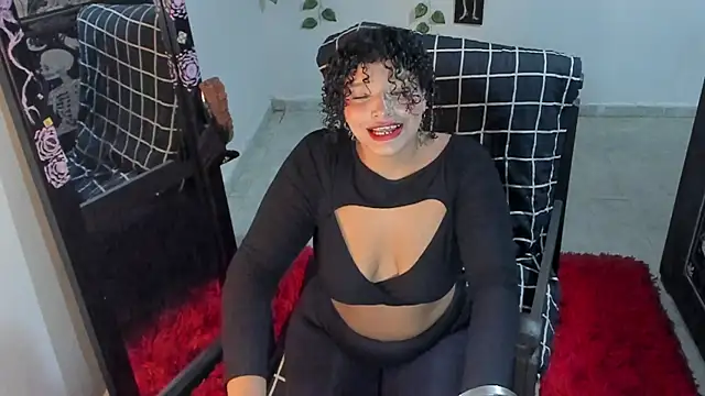 chloe kisses online show from October 27, 11:28 am