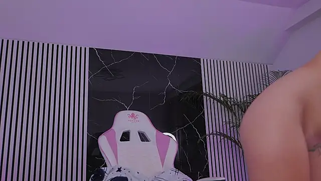 daisyblushh online show from November 18, 7:15 pm