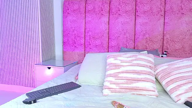 emmacurvy online show from February 26, 3:38 am