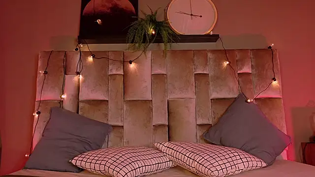 TiffValentinee  online show from October 13, 3:20 am