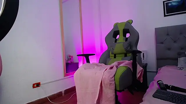 Esmeraldaa- online show from October 16, 5:54 am