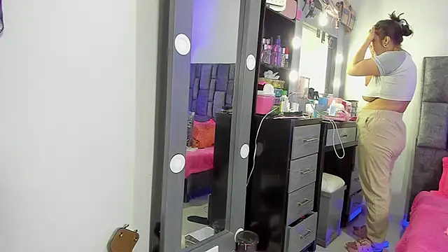 Esmeraldaa- online show from December 5, 5:29 am