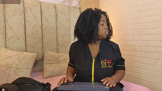 Snapshot of kiarazafira chatting on October 7, 11:25 am kiarazafira online show from October 7, 11:25 am