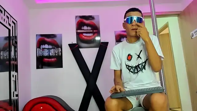 TWINKS FRIENDS online show from October 31, 7:23 am