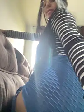 jujuarantes  2025 online show from December 18, 1:38 pm