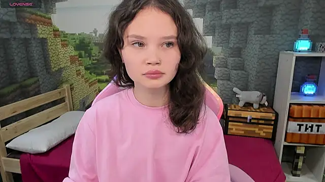 Snapshot of EmilyChaves chatting on October 13, 6:21 pm EmilyChaves online show from October 13, 6:21 pm