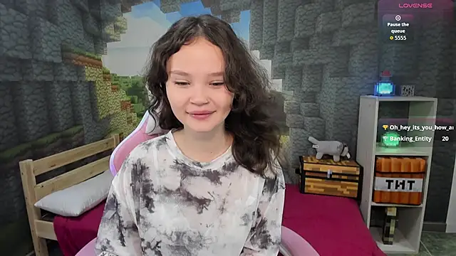 Snapshot of EmilyChaves chatting on October 14, 6:32 pm EmilyChaves online show from October 14, 6:32 pm