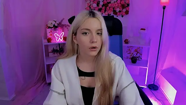 Snapshot of AuroraWrenfield chatting on September 22, 10:35 am AuroraWrenfield online show from September 22, 10:35 am