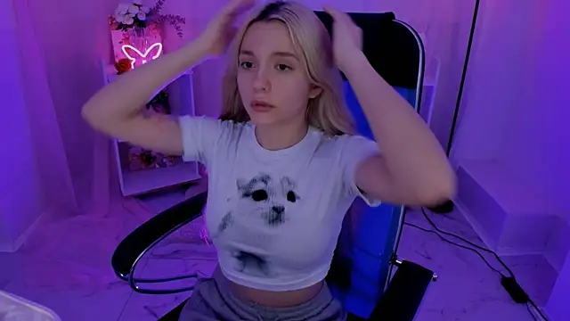 Snapshot of AuroraWrenfield chatting on September 15, 4:36 pm AuroraWrenfield online show from September 15, 4:36 pm