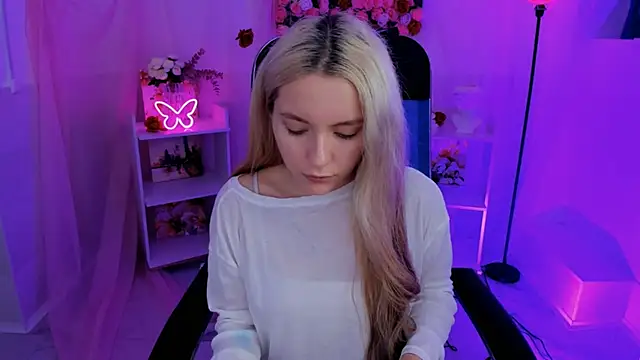 Snapshot of AuroraWrenfield chatting on September 11, 7:31 am AuroraWrenfield online show from September 11, 7:31 am