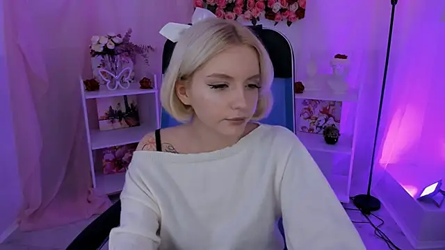 Snapshot of AuroraWrenfield chatting on October 27, 10:22 am AuroraWrenfield online show from October 27, 10:22 am