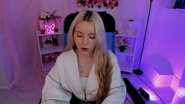 Snapshot of AuroraWrenfield chatting on September 19, 10:47 am AuroraWrenfield online show from September 19, 10:47 am