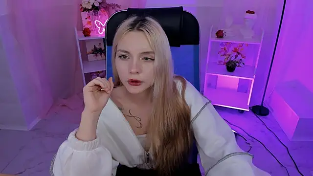 Snapshot of AuroraWrenfield chatting on September 23, 10:46 am AuroraWrenfield online show from September 23, 10:46 am