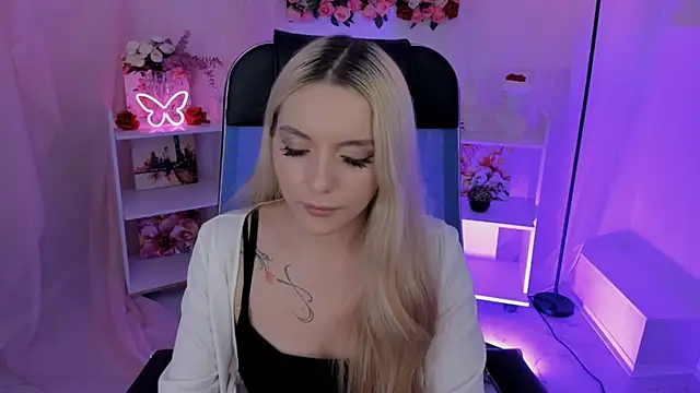 Snapshot of AuroraWrenfield chatting on October 8, 10:41 am AuroraWrenfield online show from October 8, 10:41 am