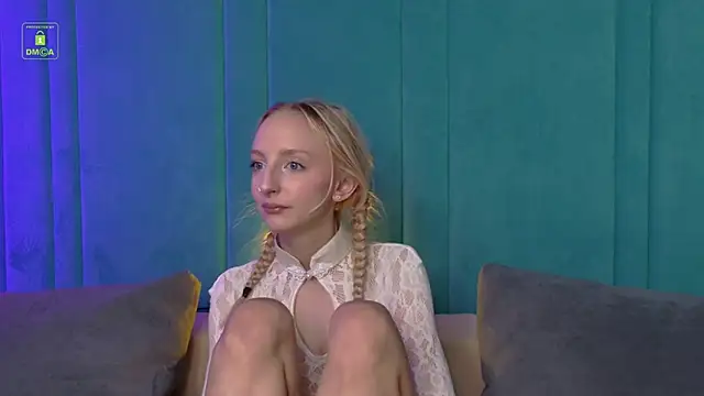 Snapshot of maya_snow chatting on October 31, 6:39 am maya snow online show from October 31, 6:39 am