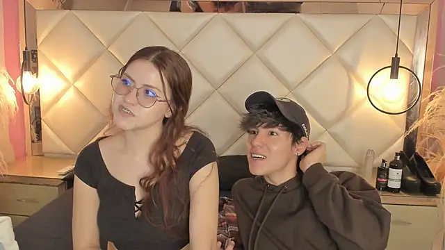 Daphne And Roger online show from September 18, 11:53 am