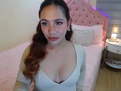 ur seductivelaura online show from December 4, 9:59 pm