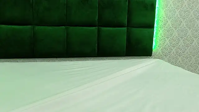 BeccaReedd online show from December 16, 3:23 am