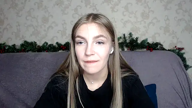 HitGyrl online show from December 15, 3:39 pm