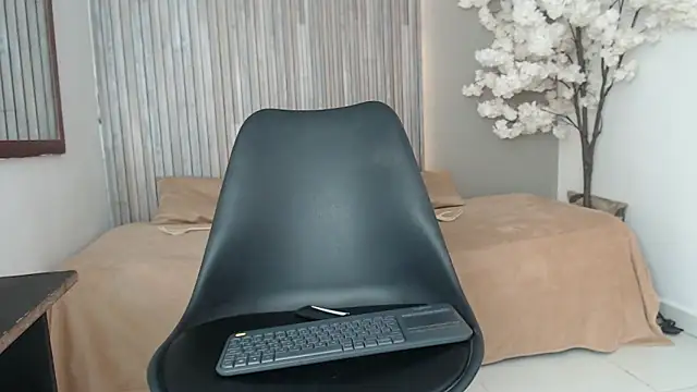 Michellee 20 online show from October 14, 1:35 pm