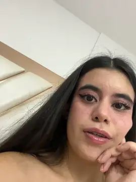 CoralineRusso1 online show from November 19, 6:35 am