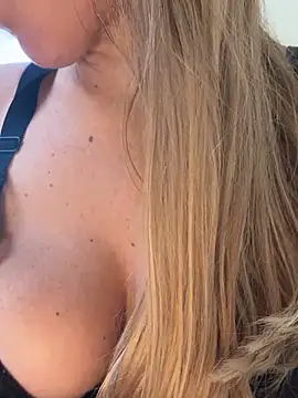 Snapshot of sailor_titti chatting on October 18, 11:46 am sailor titti online show from October 18, 11:46 am