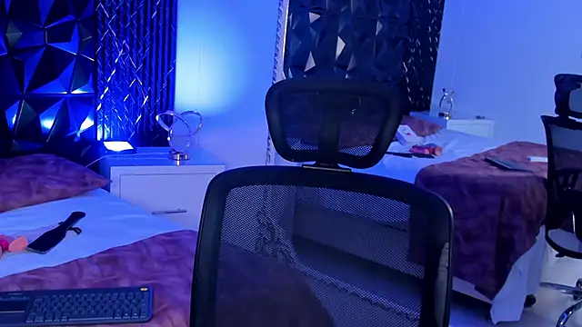 katierouge  online show from November 26, 6:47 am