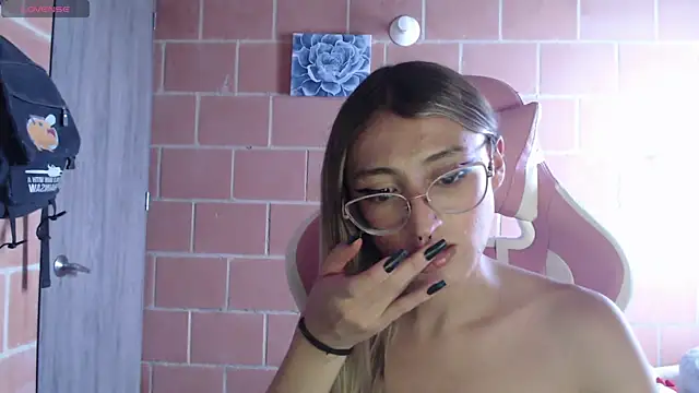 Snapshot of Andrea_camilaaa chatting on September 27, 5:20 pm Andrea camilaaa online show from September 27, 5:20 pm