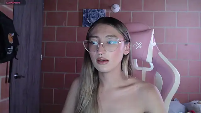 Snapshot of Andrea_camilaaa chatting on October 9, 3:27 pm Andrea camilaaa online show from October 9, 3:27 pm