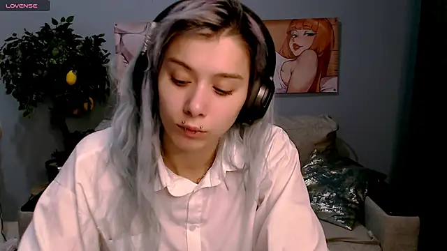 Snapshot of SophieAsh chatting on October 11, 7:24 am SophieAsh online show from October 11, 7:24 am