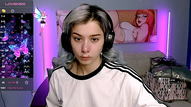 Snapshot of SophieAsh chatting on October 17, 8:06 am SophieAsh online show from October 17, 8:06 am