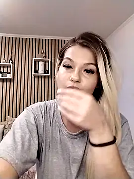 Mayaaaaaa  online show from November 7, 7:14 am