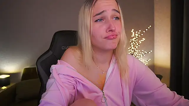 LilElfie online show from October 17, 1:14 pm