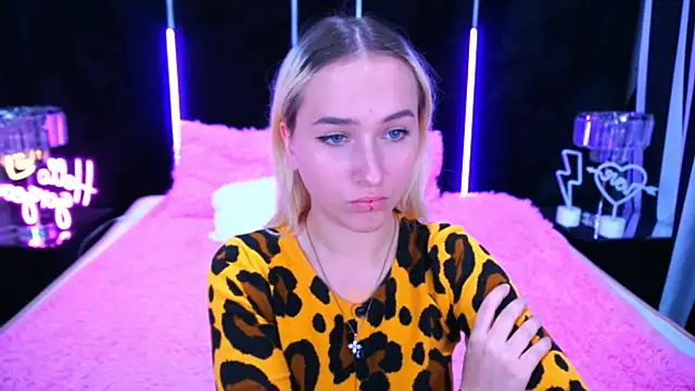 LilElfie online show from October 8, 7:02 am